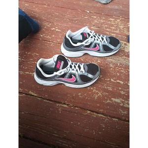 Nike Running Shoes Women's 8.5Compete2 Retro Black Red Mesh Trainer Classic 2009